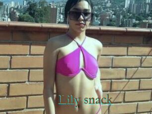 Lily_snack